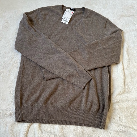 Uniqlo Cashmere V Neck Long Sleeve Sweater - Picture 2 of 2